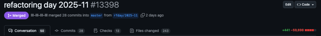 GitHubのリポジトリでリファクタリングデーのマージリクエストが表示されている画面。28件のコミットがマージされ、コードの変更が示されている。
